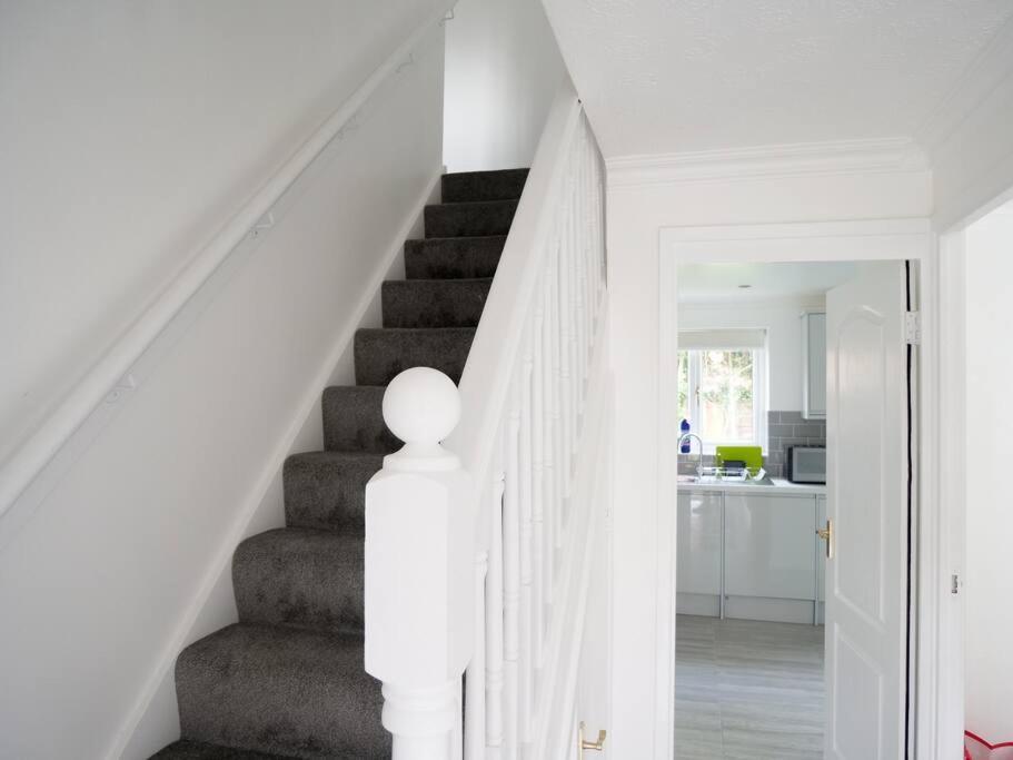 Cosy Four Bed Property With En-Suite Near To Nec Birmingham Airport And The City Extérieur photo