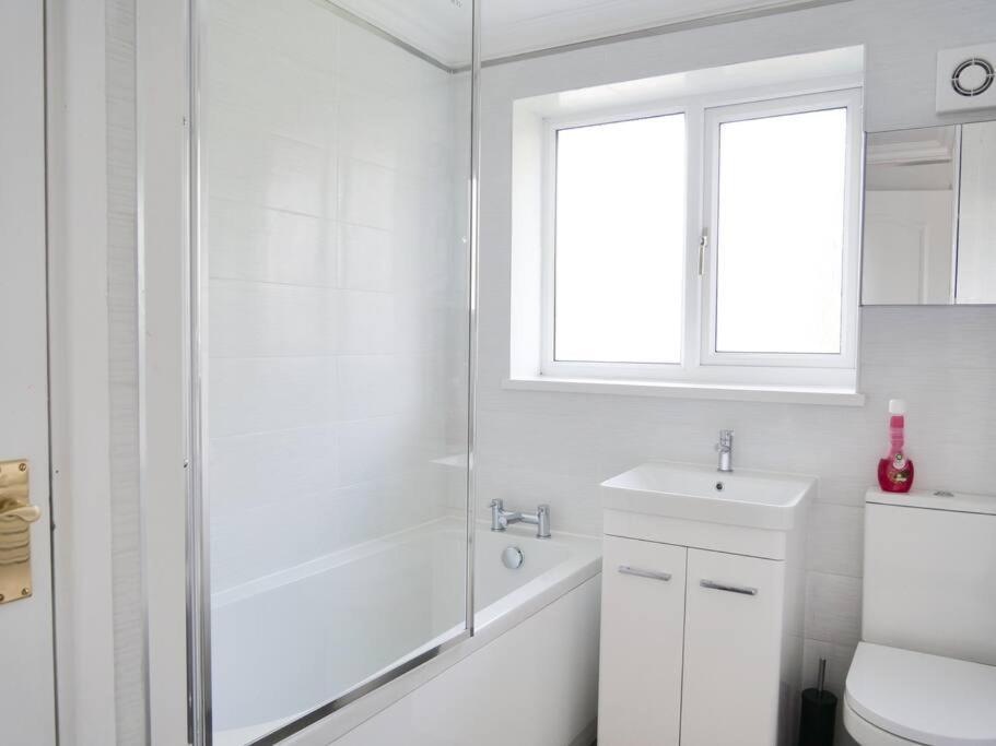 Cosy Four Bed Property With En-Suite Near To Nec Birmingham Airport And The City Extérieur photo