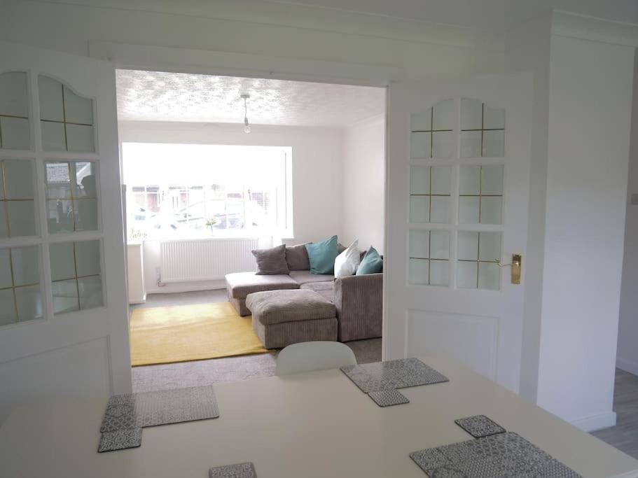 Cosy Four Bed Property With En-Suite Near To Nec Birmingham Airport And The City Extérieur photo