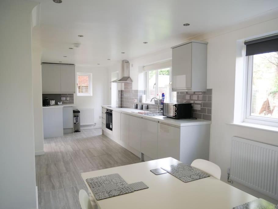 Cosy Four Bed Property With En-Suite Near To Nec Birmingham Airport And The City Extérieur photo